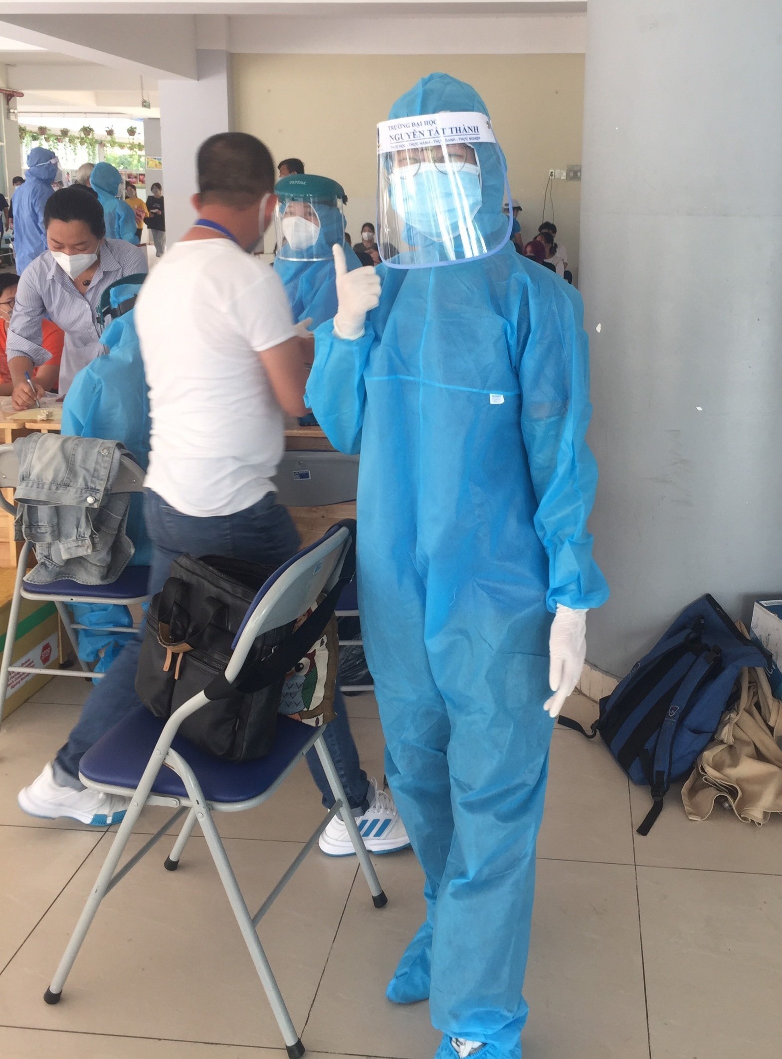 Sinh vien tinh nguyen mua dich o TP.HCM anh 3