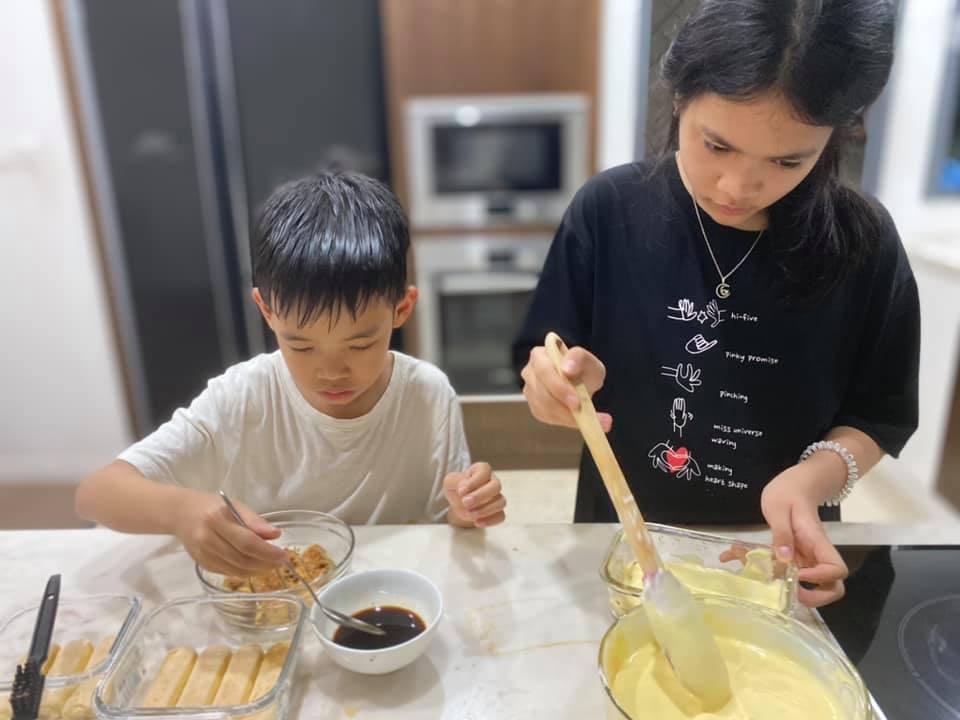 Hai thang ruoi o nha vi dich Covid-19 anh 4