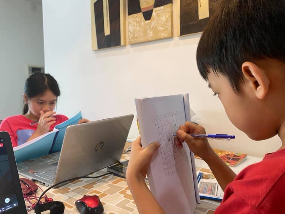 Hai thang ruoi o nha vi dich Covid-19 anh 1