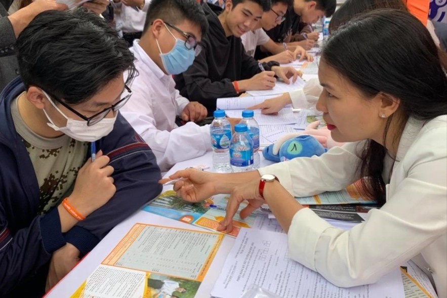 Nhung nganh nao dang hut thi sinh? hinh anh