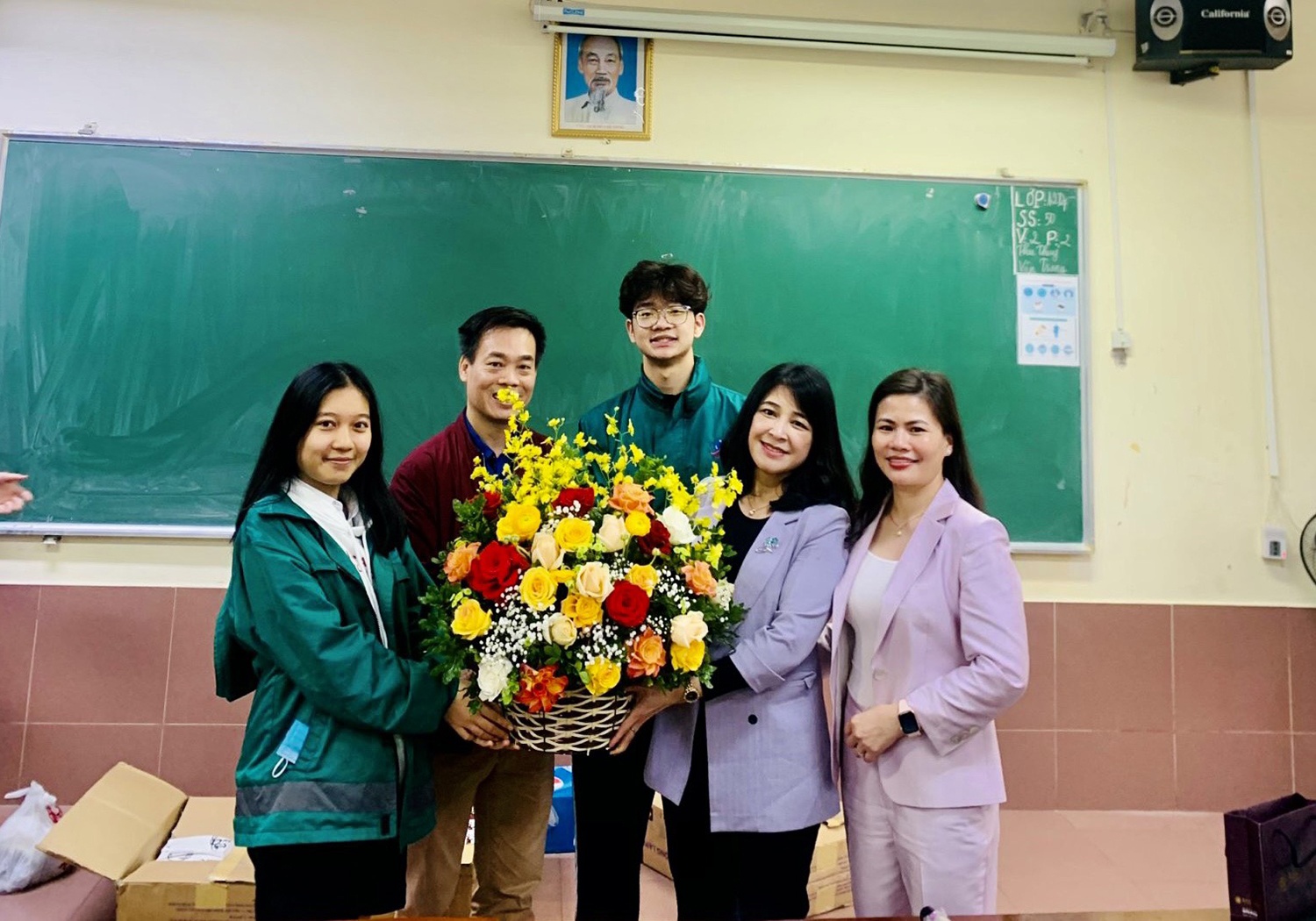 29 hoc sinh mot lop trung tuyen dai hoc anh 4