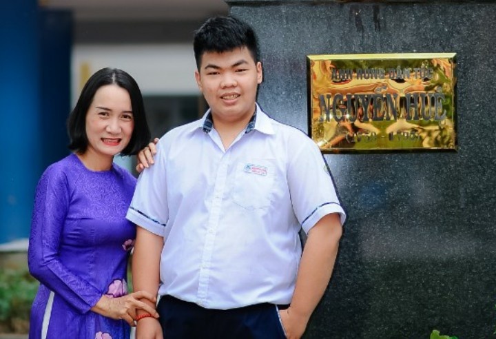 Nam sinh dat diem 10 Ngu van viet 14 trang giay thi hinh anh