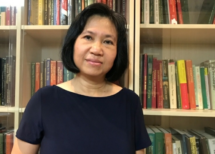 Nu giang vien tu van ve bat on trong gia dinh khi o nha nghi dich hinh anh