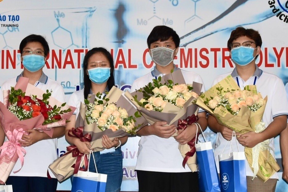 Bon thi sinh Viet Nam doat huy chuong Olympic Hoa hoc quoc te hinh anh