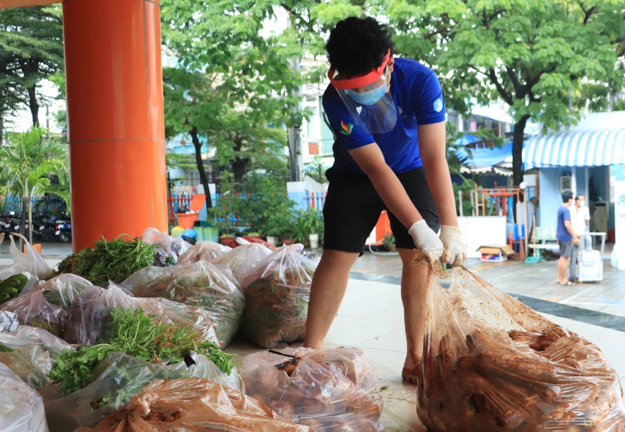 Sinh vien o lai TP.HCM ho tro chong dich anh 10