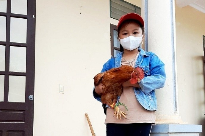 Be gai 8 tuoi mang gao, ga, bi do ung ho khu cach ly hinh anh