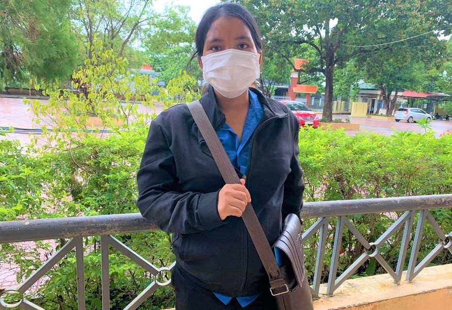 Nu thi sinh mang bau vuot hon 100 km thi tot nghiep anh 1