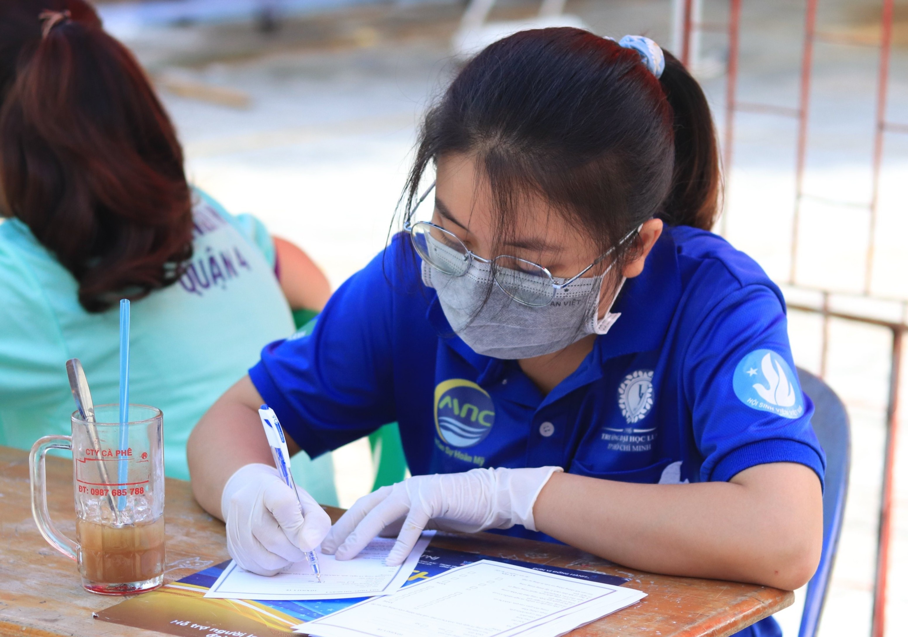 Sinh vien o lai TP.HCM ho tro chong dich anh 4