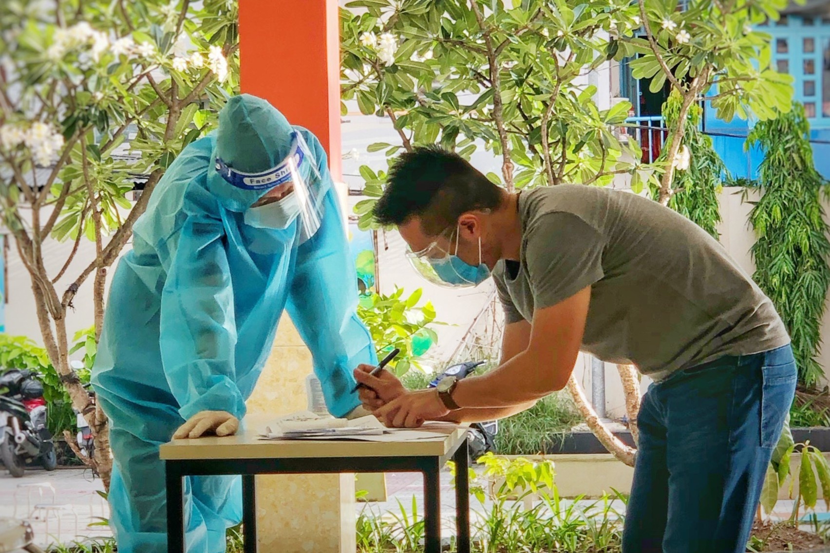 45 ngay tinh nguyen ho tro chong dich cua sinh vien o lai TP.HCM hinh anh