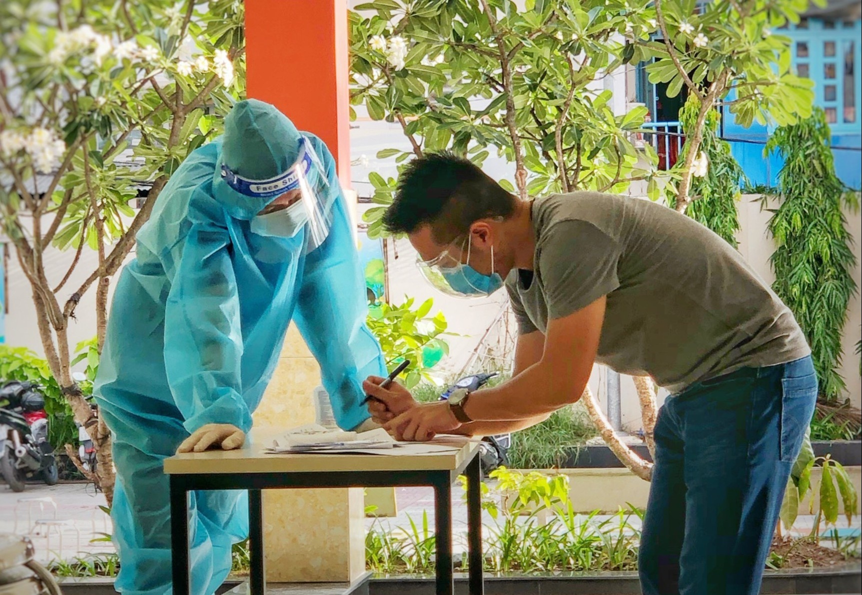 Sinh vien o lai TP.HCM ho tro chong dich anh 9