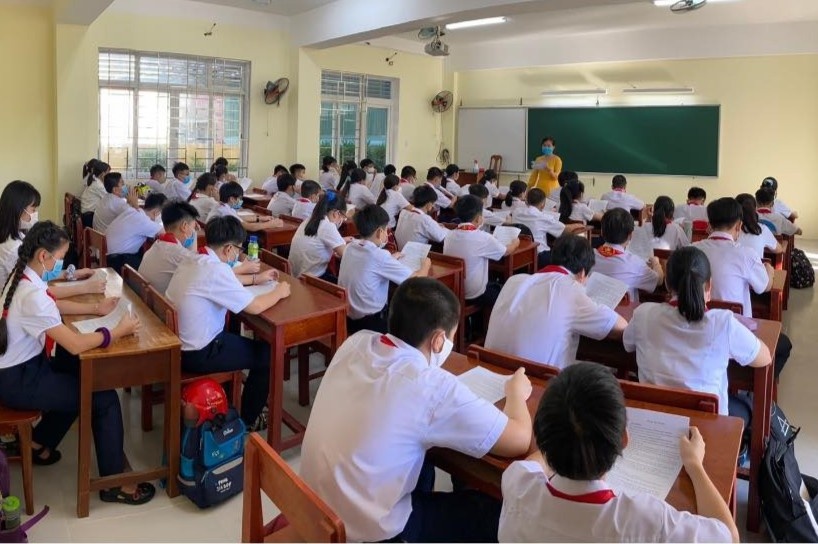 Phu huynh cung nha truong chong soc cho hoc sinh lop 6 hinh anh