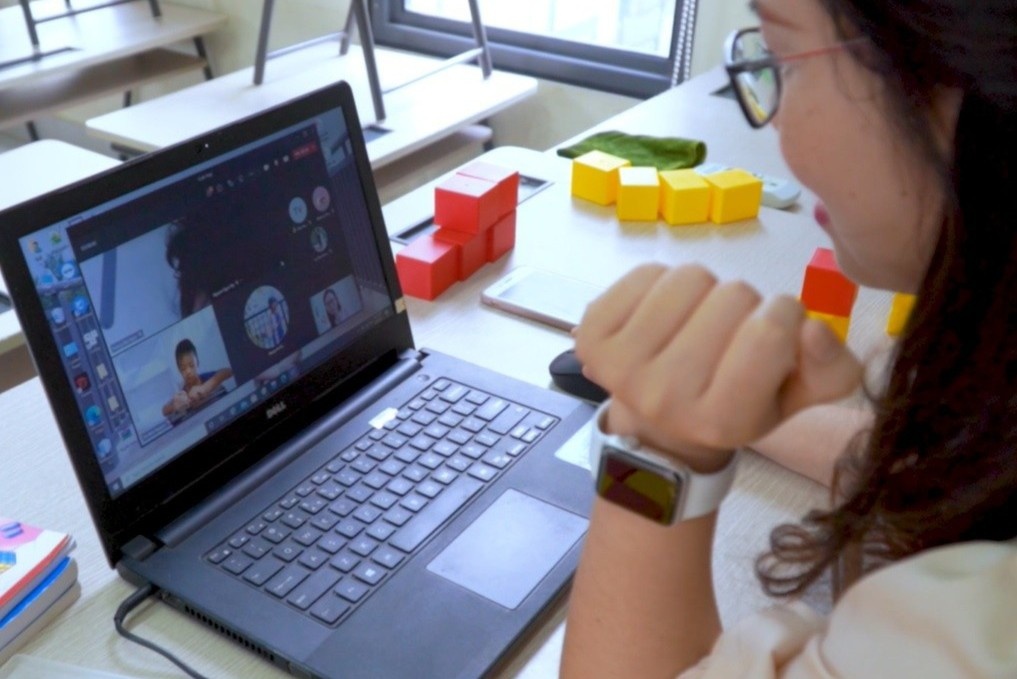 Hoc online gan hai tuan van chua co sach giao khoa hinh anh