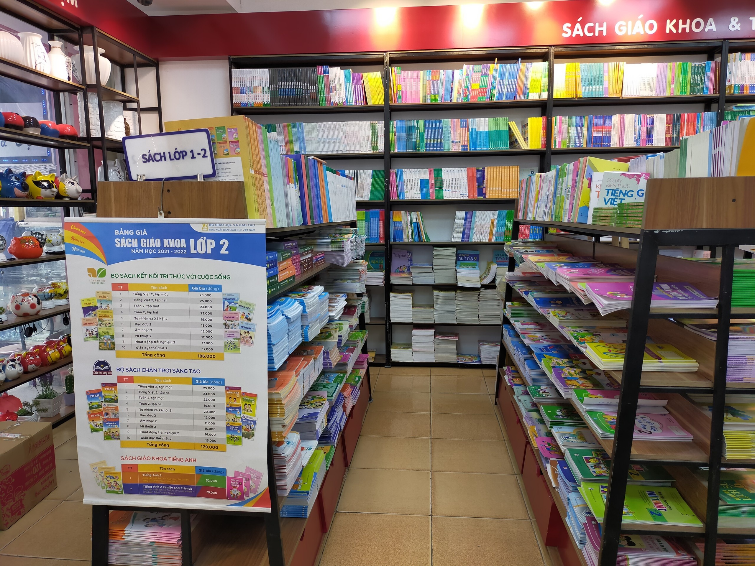 sach giao khoa den tay hoc sinh kip thoi anh 1