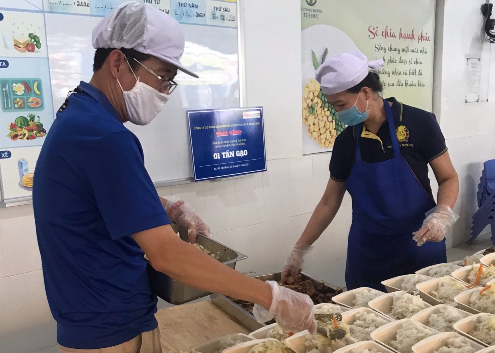 Giáo viên và học sinh ở TP.HCM tham gia nấu ăn tiếp sức tuyến đầu ảnh 2 Giao vien va hoc sinh o TP.HCM tham gia nau an tiep suc tuyen dau anh 2