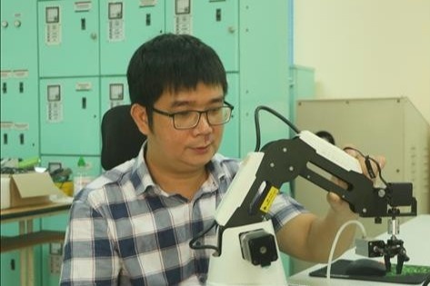 Con duong khoa hoc cua giao su duoc phong ham o tuoi 40 hinh anh