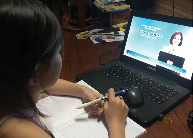 Hoc sinh lop 1 hoc online anh 2