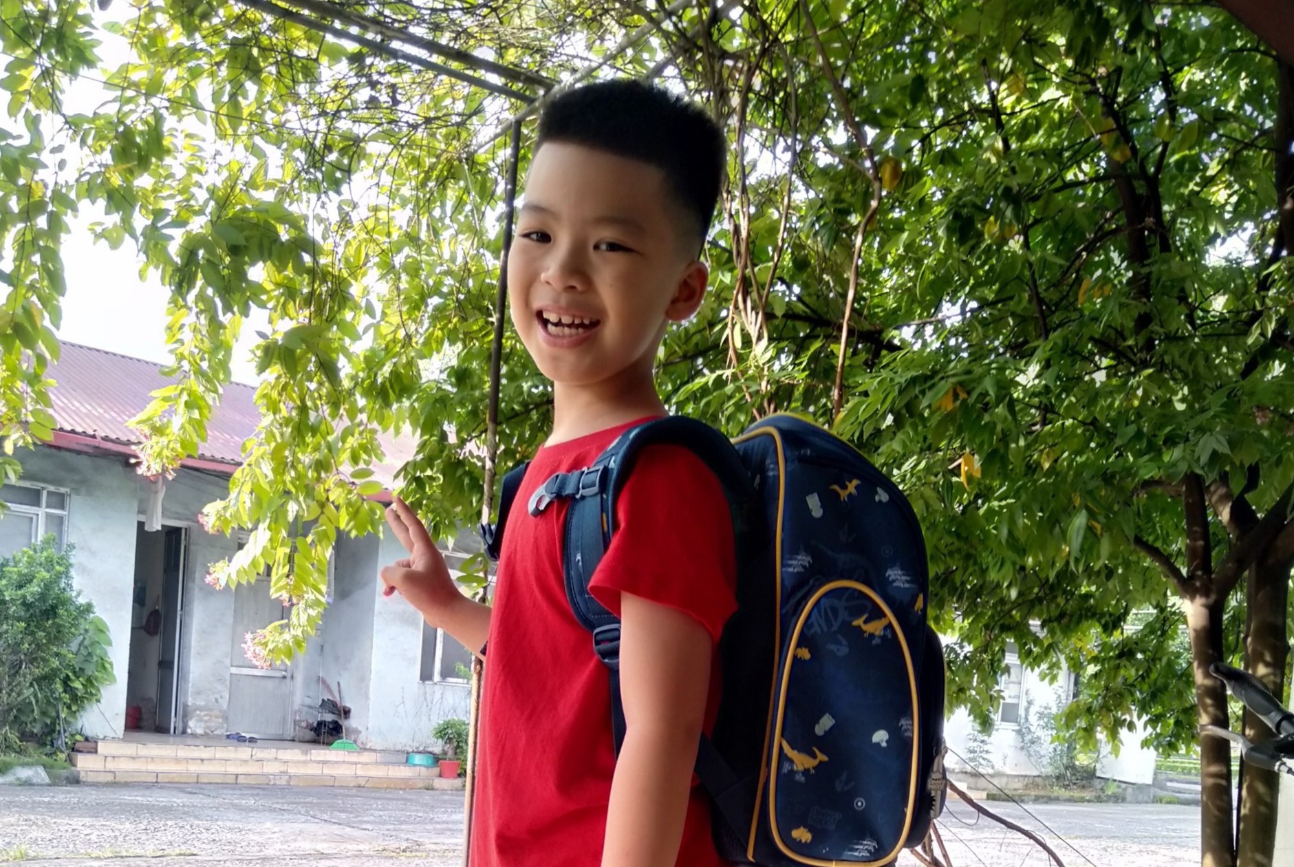 Phu huynh cho con hoc lop 1 o que de duoc den truong hinh anh