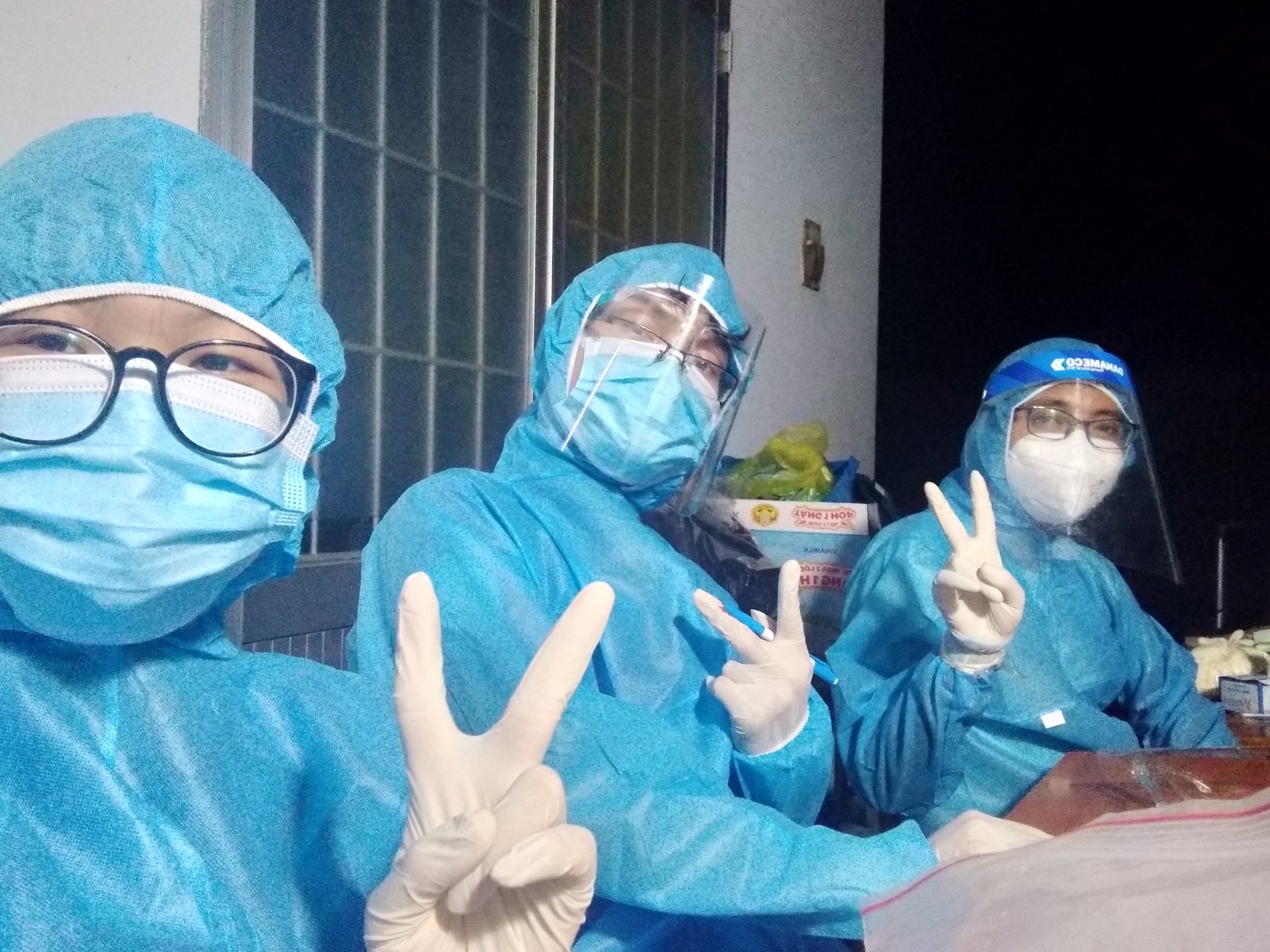 Nu sinh tham gia ho tro chong dich anh 3