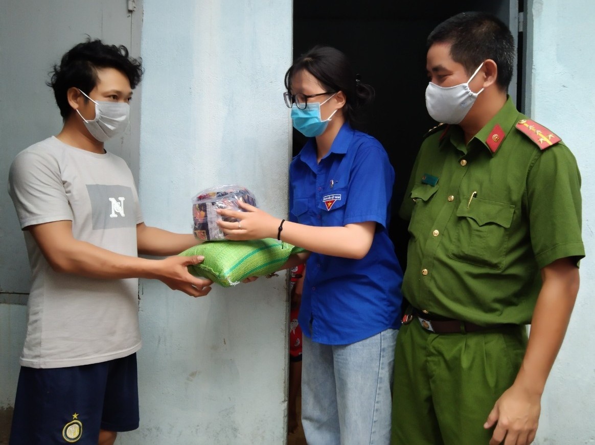 Nữ sinh tham gia hỗ trợ chống dịch ảnh 5 Nu sinh tham gia ho tro chong dich anh 5