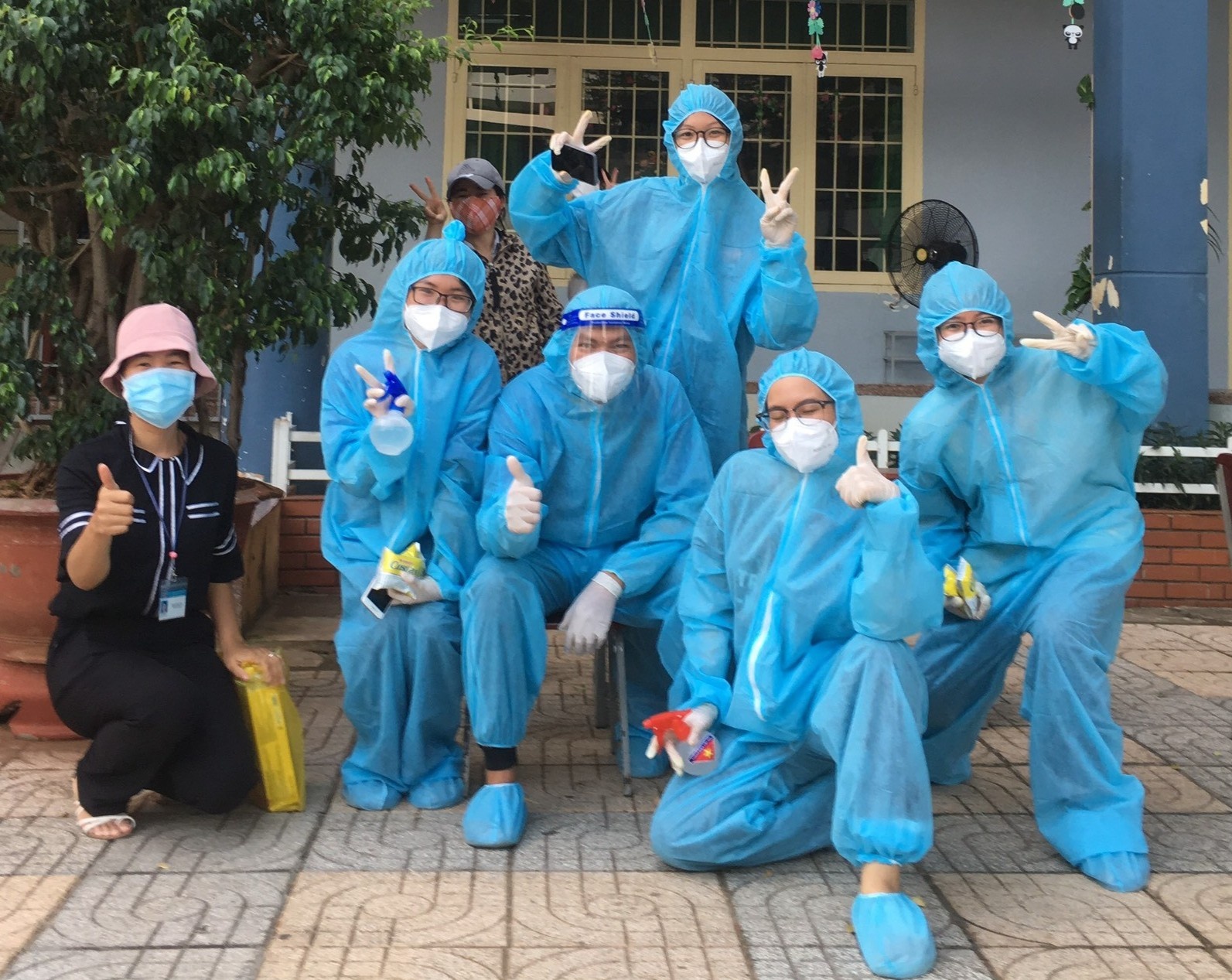 Nu sinh tham gia ho tro chong dich anh 2