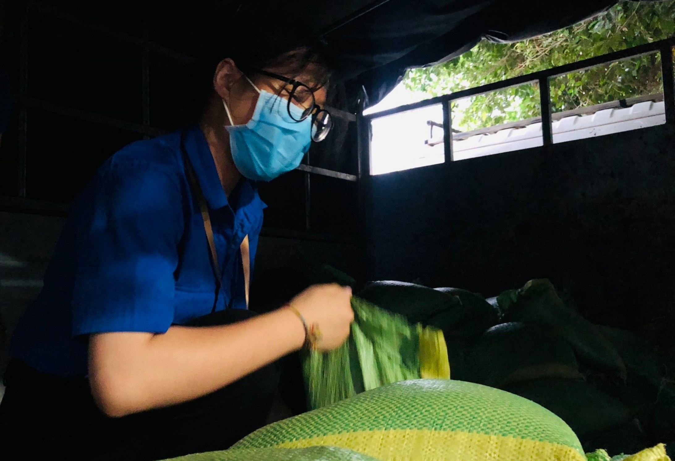 Nu sinh tham gia ho tro chong dich anh 1