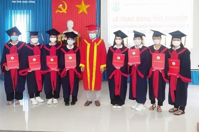 Nhan bang buoi sang, nhom sinh vien xuyen dem vao TP.HCM chong dich hinh anh