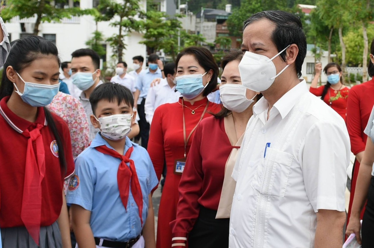 Bo truong GD&DT: 'Tao dieu kien cung cap sach giao khoa den hoc sinh' hinh anh