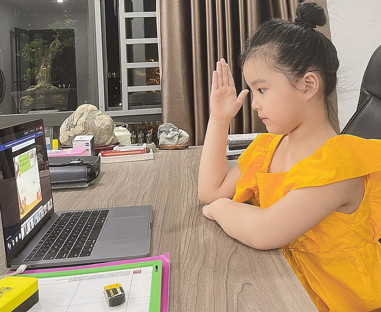 Hoc sinh lop 1 o Ha Noi hoc online tu 13/9, toi da 3 tiet/ngay hinh anh