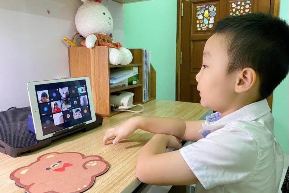 Hoc sinh tieu hoc o Ba Ria - Vung Tau lui thoi gian hoc online hinh anh