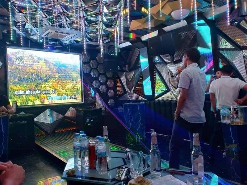 hiệu trưởng hiệu phó đi hát karaoke ở Quảng Trị ảnh 1 hieu truong hieu pho di hat karaoke o Quang Tri anh 1