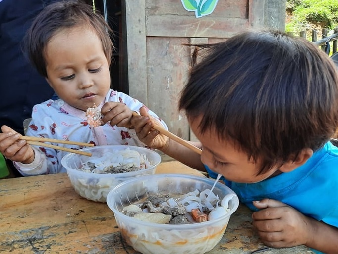 Co giao nau mi Quang cho hoc tro sau buoi khai giang noi dinh troi hinh anh