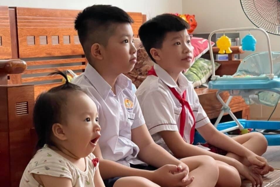 Phu huynh chia se hinh anh hai huoc khi tre du khai giang o nha hinh anh