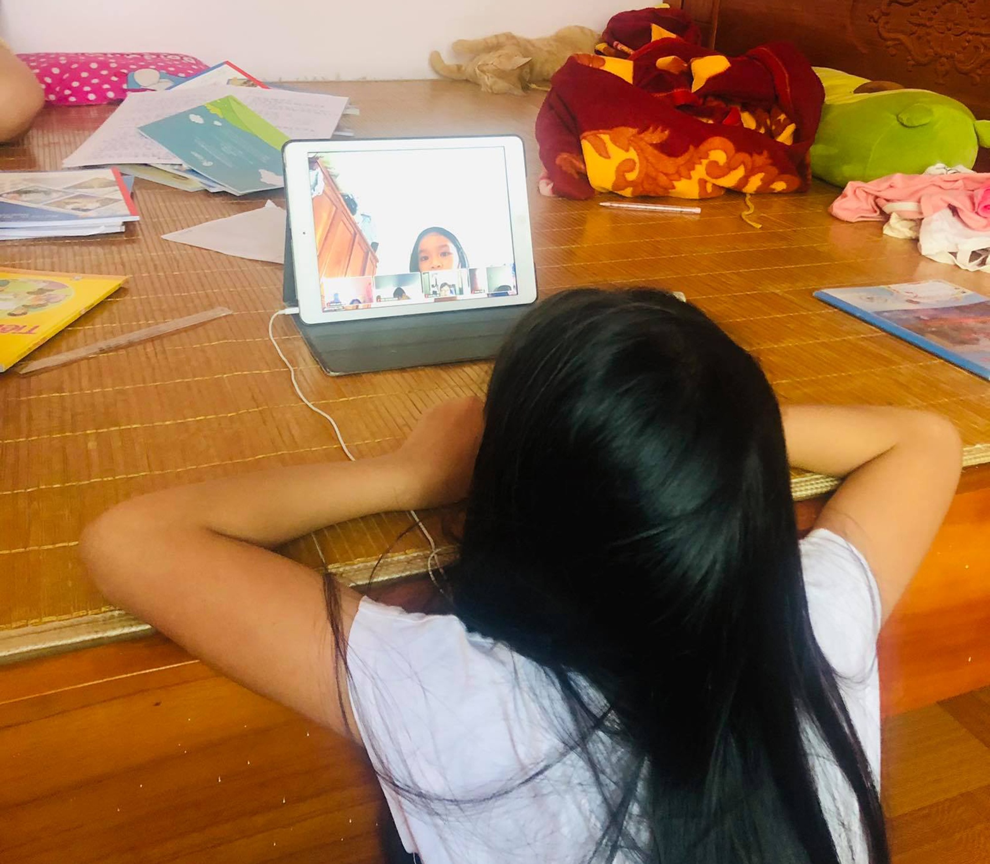 doi di ve sinh khi hoc truc tuyen anh 1