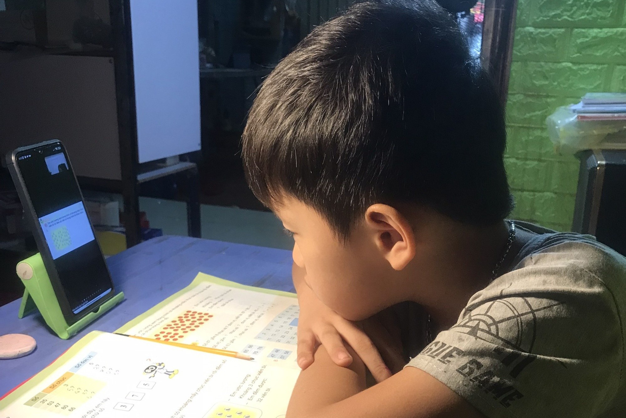 Ba me quay cuong trong 3 con, mot chau hoc truc tuyen hinh anh