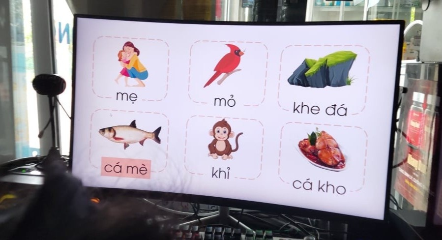 Mot tuan hoc online cua tre lop 1 anh 1