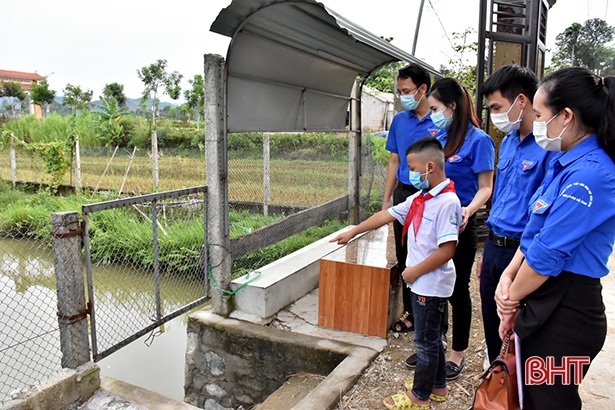 Học sinh lớp 4 cứu bé 2 tuổi rơi xuống ao ảnh 1 Hoc sinh lop 4 cuu be 2 tuoi roi xuong ao anh 1