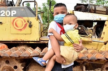 Hoc sinh lop 4 cuu be 2 tuoi roi xuong ao hinh anh