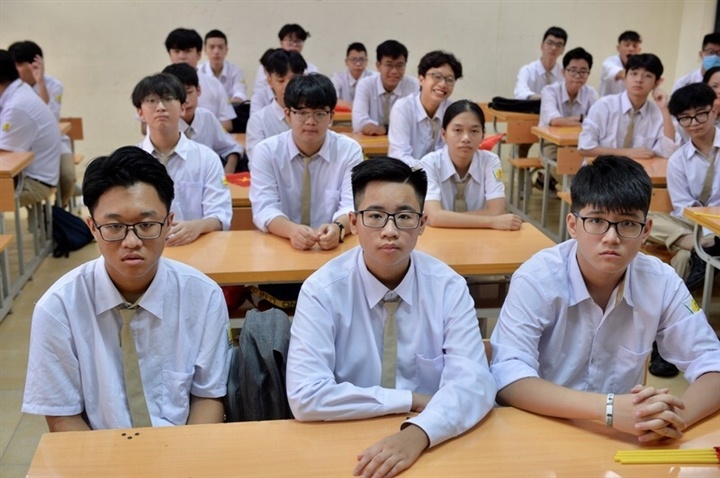 Mien hoc phi cho hoc sinh anh 1