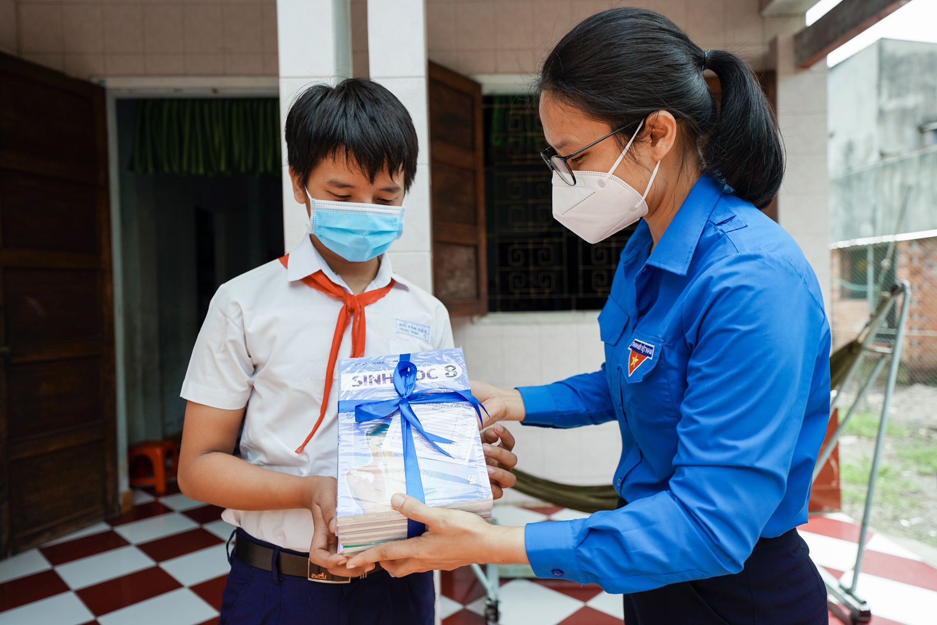 Hon 1.400 hoc sinh o TP.HCM duoc tang sach giao khoa hinh anh