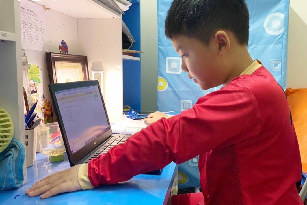 Can nen tang cong nghe dong bo khi day hoc truc tuyen hinh anh