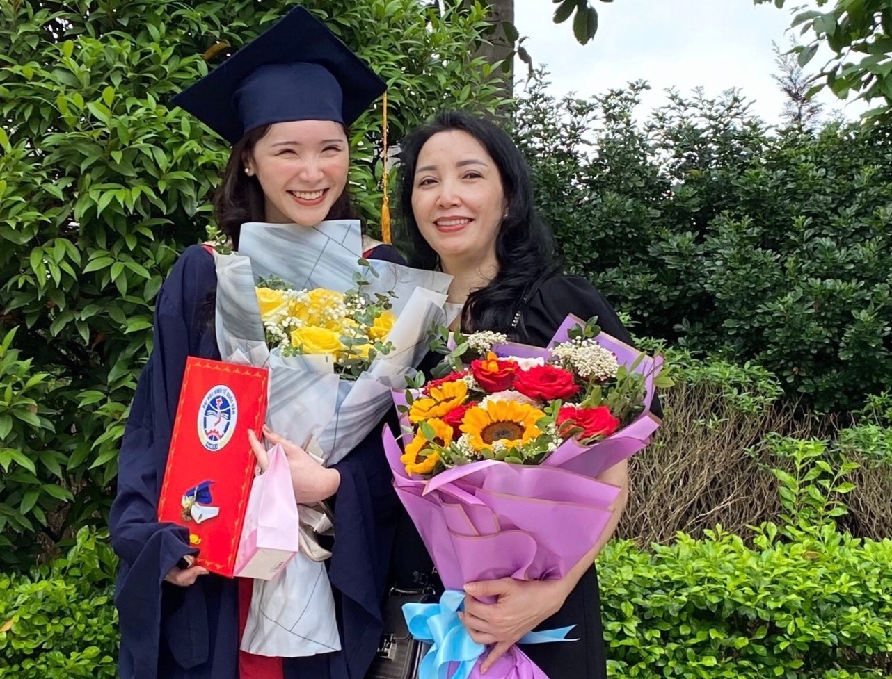 Nu sinh tot nghiep loai xuat sac anh 1