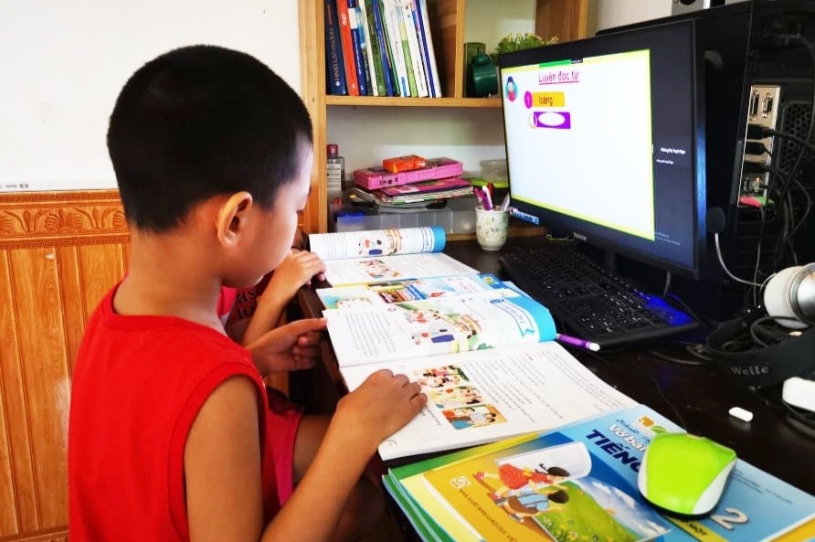 Hoc sinh o Ha Noi tiep tuc hoc truc tuyen hinh anh