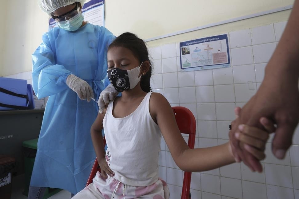 Nhieu nuoc tiem vaccine cho tre em de mo cua truong hoc hinh anh