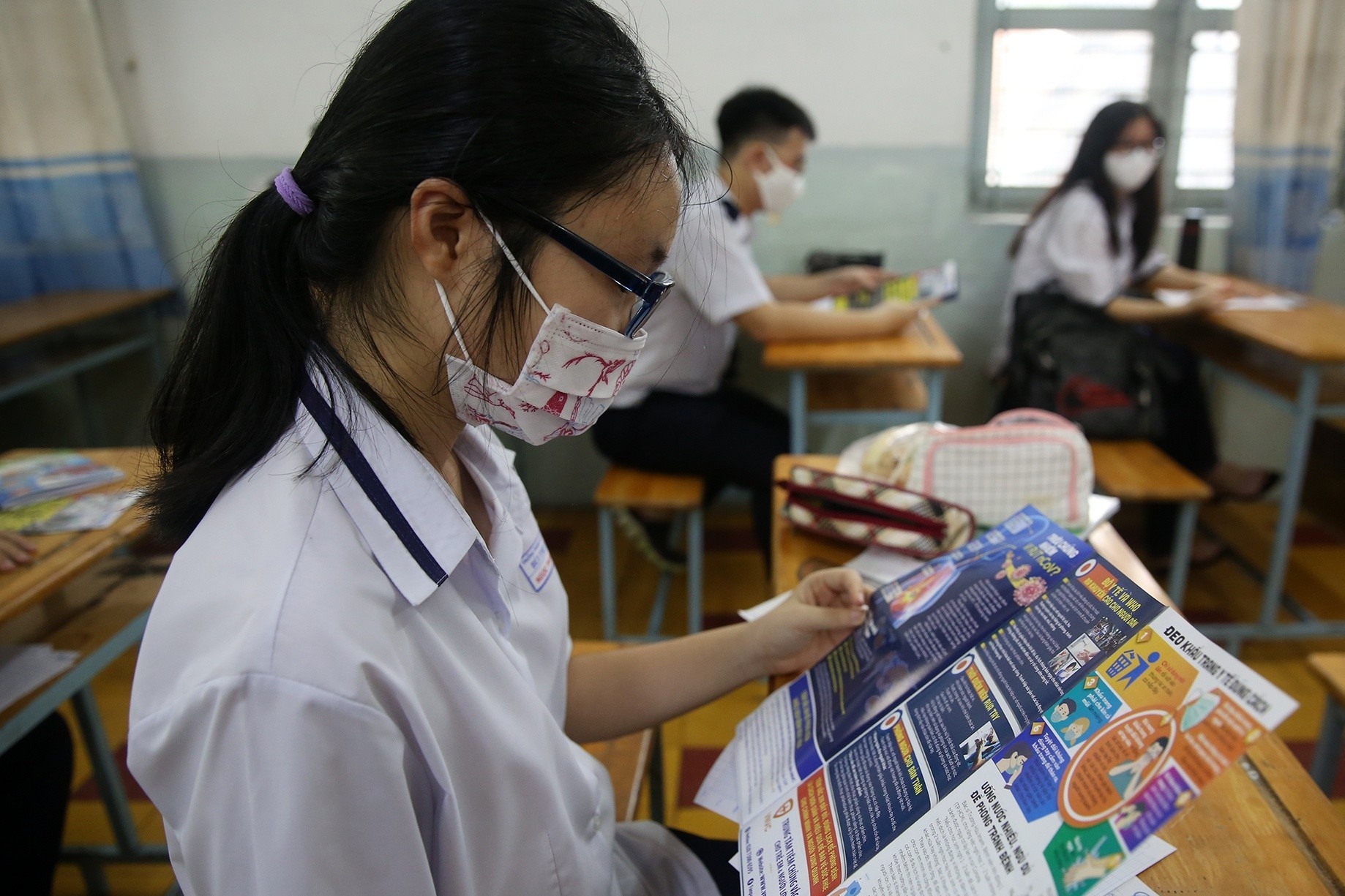 Nhieu phu huynh mong con som duoc tiem vaccine de tro lai truong hinh anh