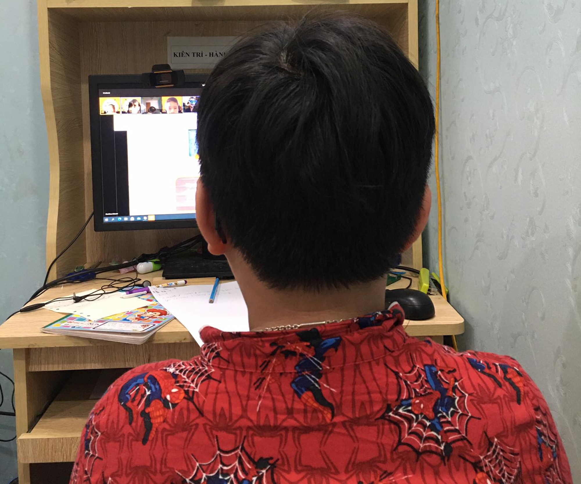 Tre bat khoc vi hoc online anh 1