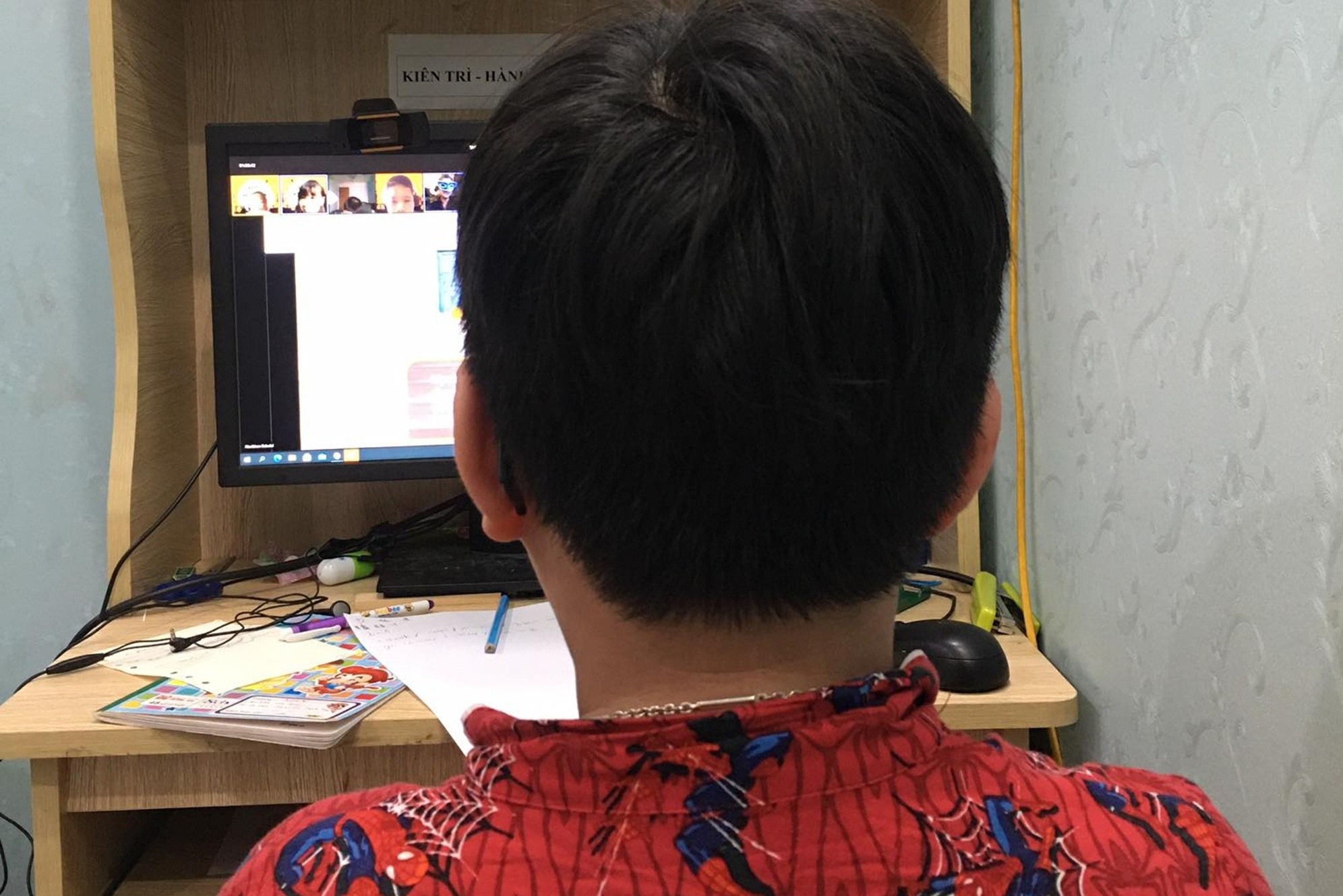 Tre bat khoc vi hoc online qua dai hinh anh
