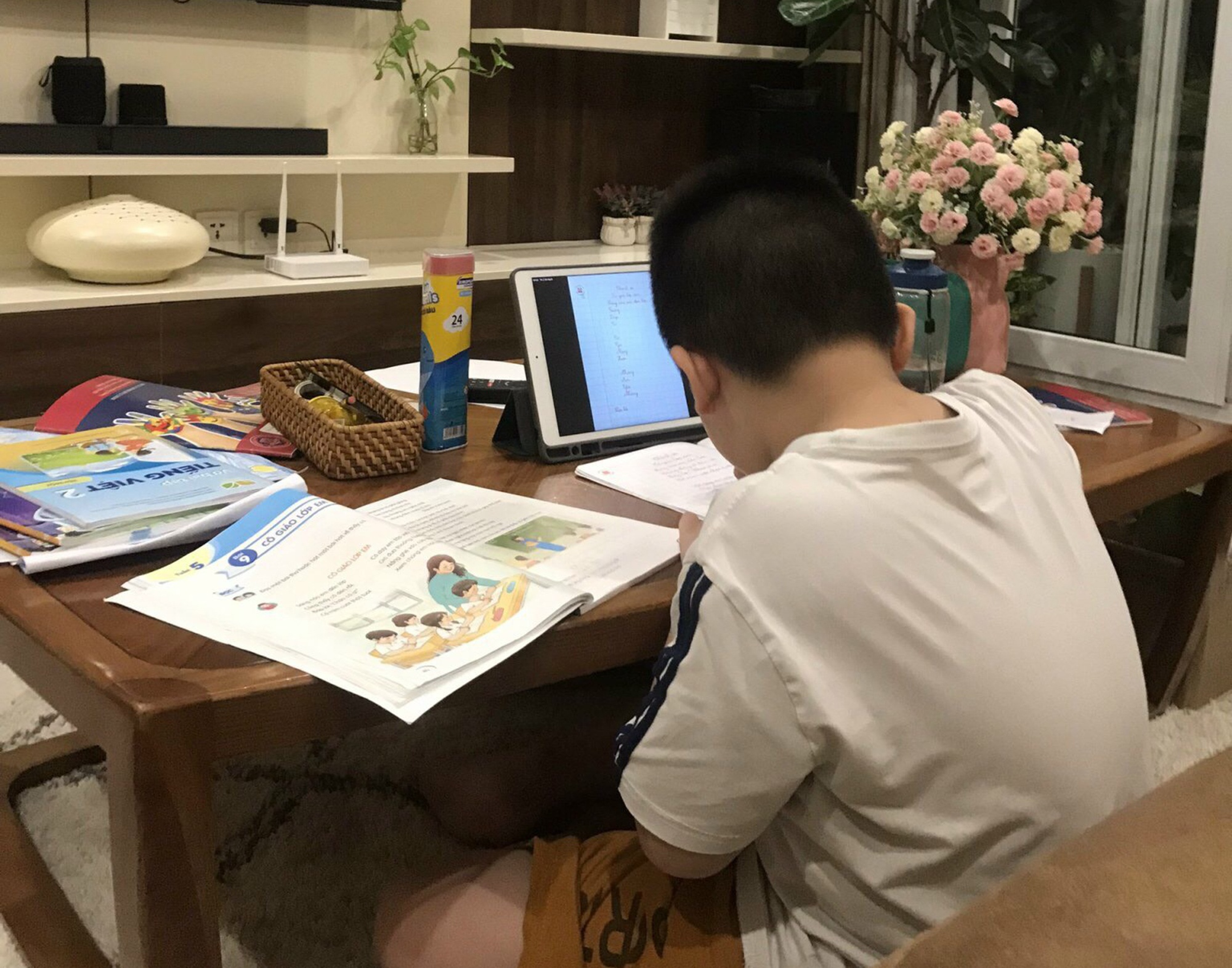 hoc sinh cac quan o Ha Noi som duoc den truong anh 1