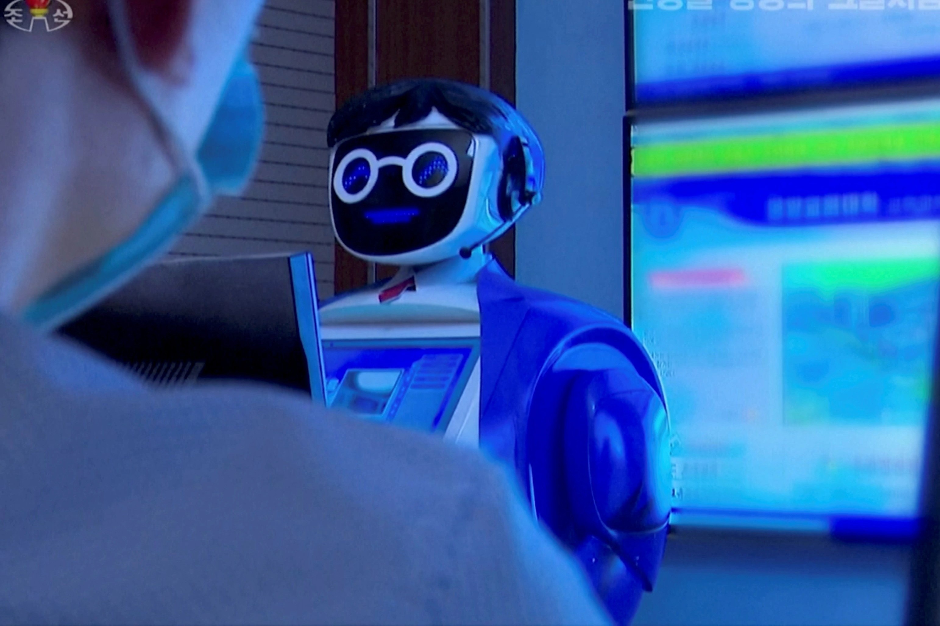 Trieu Tien dung robot day hoc hinh anh