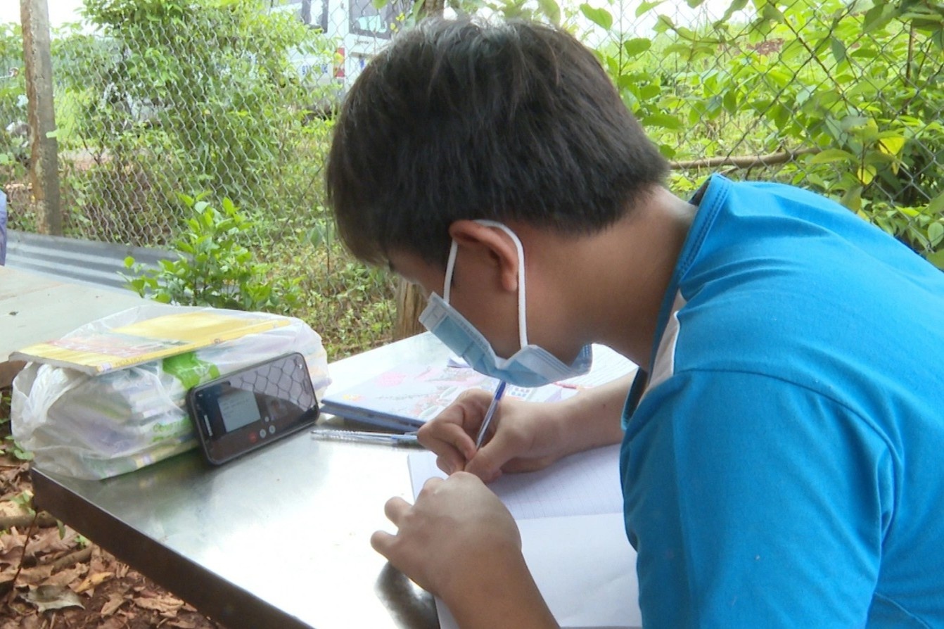 Bo GD&DT: Dam bao cong bang giua cac vung mien khi day hoc online hinh anh