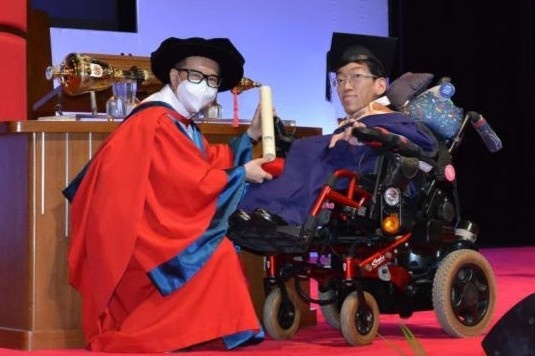 Chang trai khuyet tat tot nghiep thu khoa dai hoc hang dau chau A hinh anh